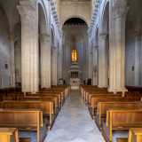 Varcando l�ingresso, ci accoglie un ambiente a croce latina...